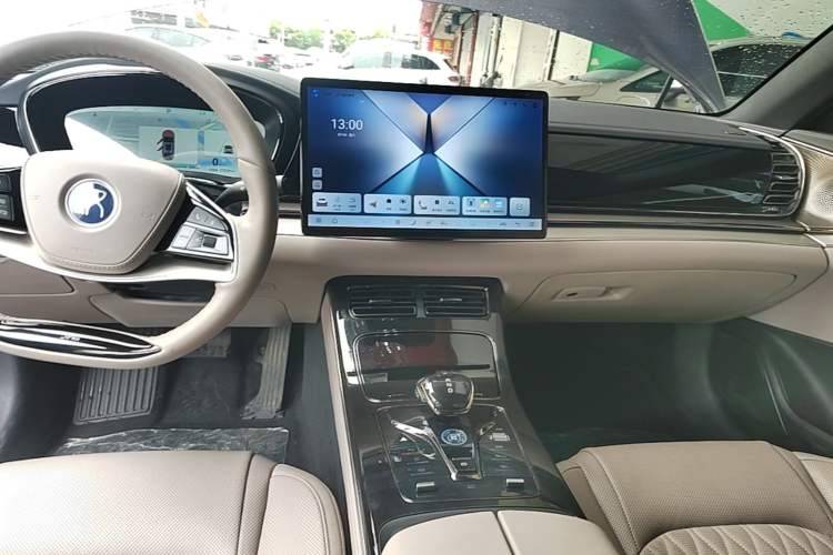 Used BYD Han 2024 EV Glory Edition 605KM Front-Wheel-Drive Premium Model Audio And AC Panel