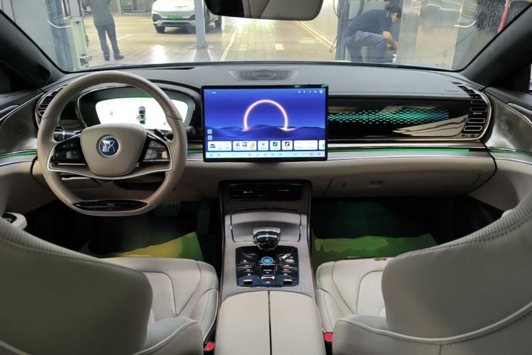 Used BYD Han 2024 EV Glory Edition 610 km All-Wheel Drive "Tian Shen Zhi Jia" Intelligent Driving Model Center Console