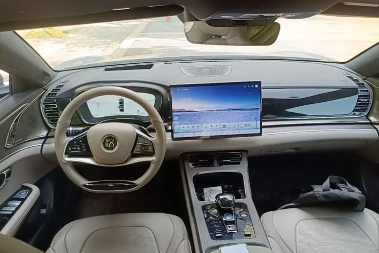 Used BYD Han 2024 EV Glory Edition 610 km All-Wheel Drive "Tian Shen Zhi Jia" Intelligent Driving Model Center Console