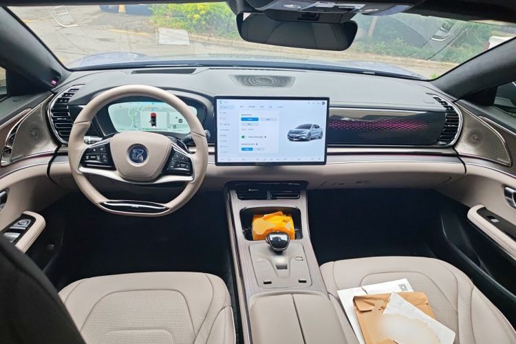 Used BYD Han 2024 EV Glory Edition 610 km All-Wheel Drive "Tian Shen Zhi Jia" Intelligent Driving Model Center Console