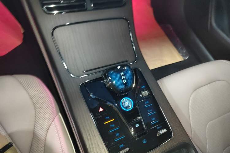 Used BYD Han 2024 EV Glory Edition 610 km All-Wheel Drive "Tian Shen Zhi Jia" Intelligent Driving Model Gear Lever