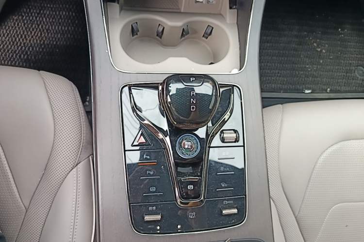 Used BYD Han 2024 EV Glory Edition 610 km All-Wheel Drive "Tian Shen Zhi Jia" Intelligent Driving Model Gear Lever