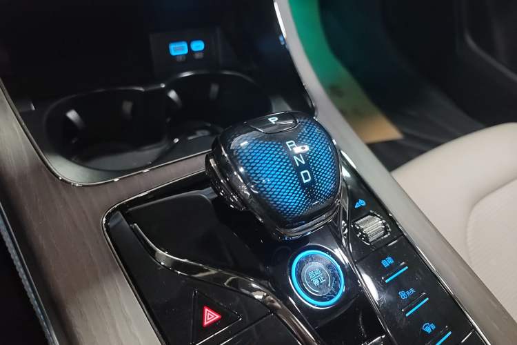 Used BYD Han 2024 EV Glory Edition 610 km All-Wheel Drive "Tian Shen Zhi Jia" Intelligent Driving Model Gear Lever