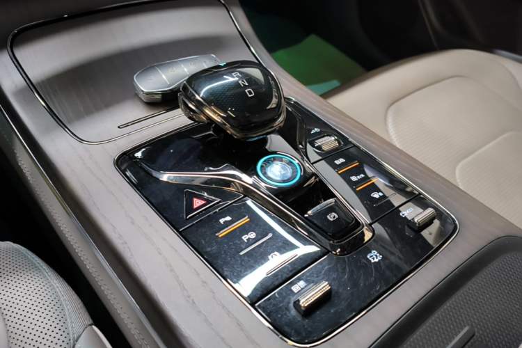 Used BYD Han 2024 EV Glory Edition 610 km All-Wheel Drive "Tian Shen Zhi Jia" Intelligent Driving Model Gear Lever
