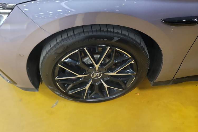Used BYD Han 2024 EV Glory Edition 610 km All-Wheel Drive "Tian Shen Zhi Jia" Intelligent Driving Model Left Front Wheel Hub
