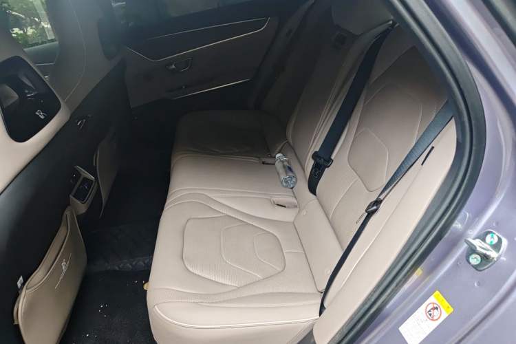 Used BYD Han 2024 EV Glory Edition 610 km All-Wheel Drive "Tian Shen Zhi Jia" Intelligent Driving Model Left Rear Seat
