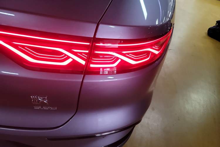 Used BYD Han 2024 EV Glory Edition 610 km All-Wheel Drive "Tian Shen Zhi Jia" Intelligent Driving Model Right Rear Taillight