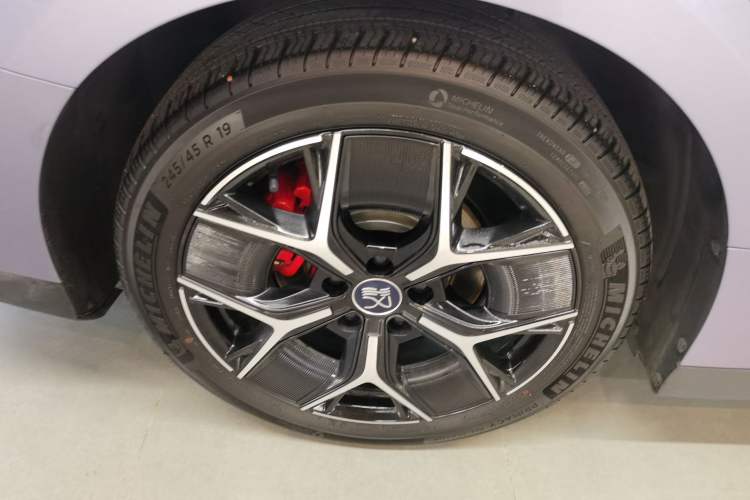 Used BYD Han 2024 EV Glory Edition 715KM Front-Wheel-Drive Flagship Model Right Rear Wheel Hub