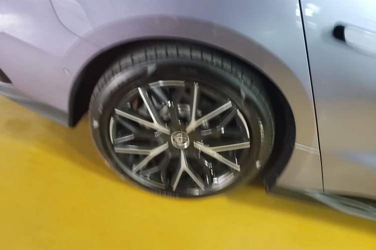 Used BYD Han 2024 EV Glory Edition 610 km All-Wheel Drive "Tian Shen Zhi Jia" Intelligent Driving Model Right Rear Wheel Hub