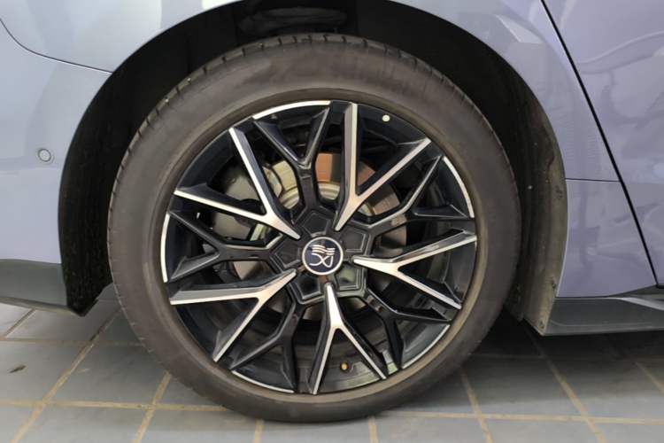 Used BYD Han 2024 EV Glory Edition 610 km All-Wheel Drive "Tian Shen Zhi Jia" Intelligent Driving Model Right Rear Wheel Hub
