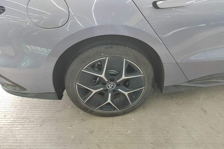 Used BYD Han 2024 EV Glory Edition 605KM Front-Wheel-Drive Premium Model Right Rear Wheel Hub