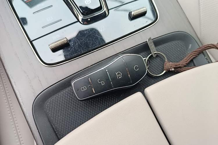 Used BYD Han 2024 EV Glory Edition 610 km All-Wheel Drive "Tian Shen Zhi Jia" Intelligent Driving Model Vehicle Key