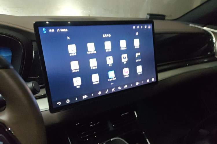 Used BYD Han 2024 EV Glory Edition 605KM Front-Wheel-Drive Premium Model Audio And AC Panel