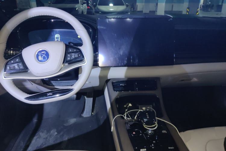 Used BYD Han 2024 EV Glory Edition 610 km All-Wheel Drive "Tian Shen Zhi Jia" Intelligent Driving Model Center Console