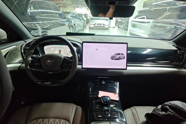 Used BYD Han 2024 DM-i Glory Edition 121KM Elite Model Center Console