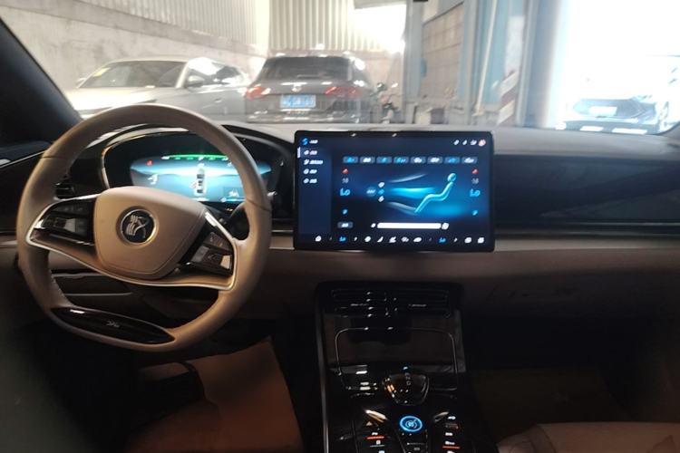 Used BYD Han 2024 DM-i Glory Edition 121KM Prestige Model Center Console