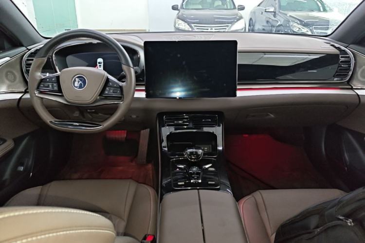 Used BYD Han 2024 EV Glory Edition 506KM Front-Wheel-Drive Premium Model Center Console