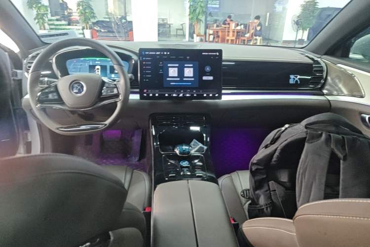 Used BYD Han 2024 EV Glory Edition 605KM Front-Wheel-Drive Premium Model Center Console