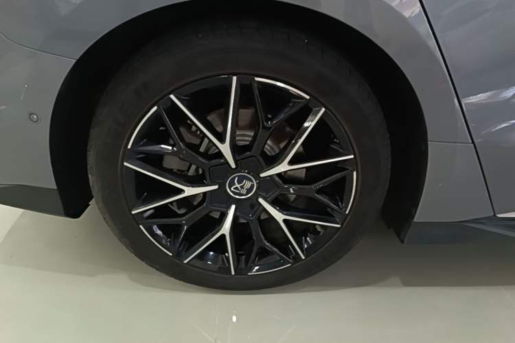 Used BYD Han 2024 EV Glory Edition 610 km All-Wheel Drive "Tian Shen Zhi Jia" Intelligent Driving Model Exterior 5