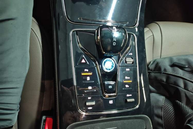 Used BYD Han 2024 DM-i Glory Edition 121KM Elite Model Gear Lever