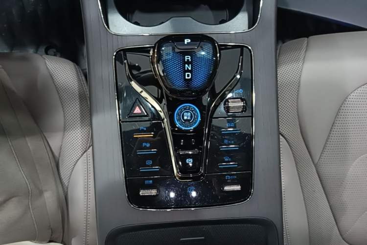 Used BYD Han 2024 EV Glory Edition 610 km All-Wheel Drive "Tian Shen Zhi Jia" Intelligent Driving Model Gear Lever