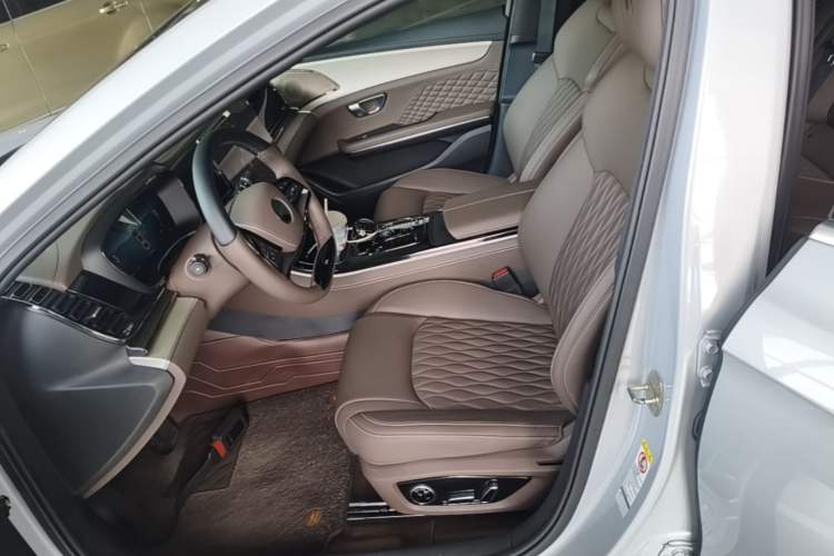 Used BYD Han 2024 DM-i Glory Edition 121KM Prestige Model Left Front Seat