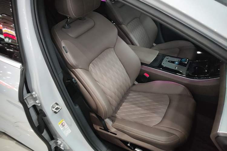 Used BYD Han 2024 DM-i Glory Edition 121KM Prestige Model Right Front Seat