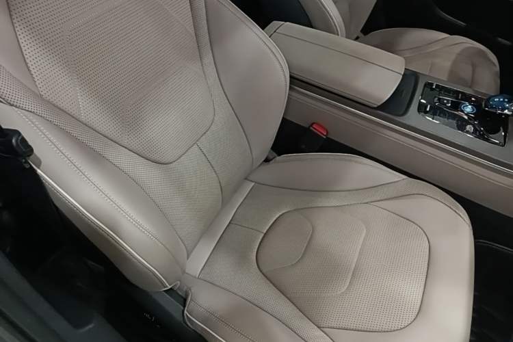 Used BYD Han 2024 EV Glory Edition 610 km All-Wheel Drive "Tian Shen Zhi Jia" Intelligent Driving Model Right Front Seat
