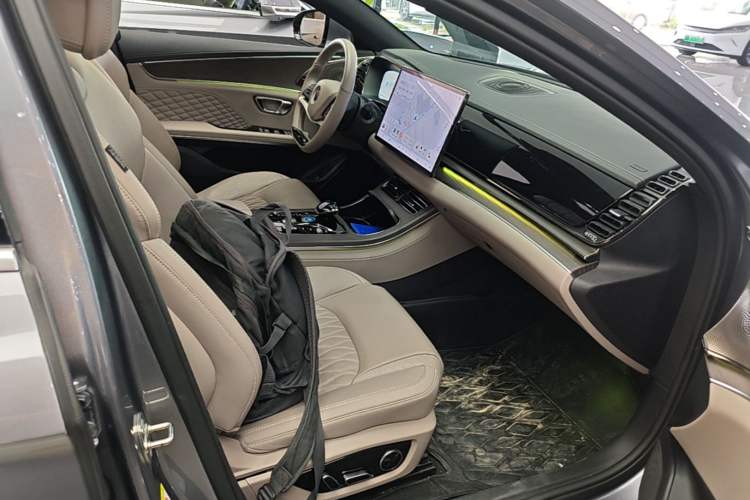 Used BYD Han 2024 DM-i Glory Edition 121KM Premium Model Right Front Seat