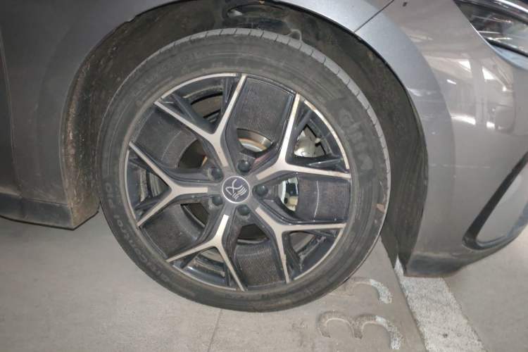 Used BYD Han 2024 EV Glory Edition 605KM Front-Wheel-Drive Premium Model Right Front Wheel Hub