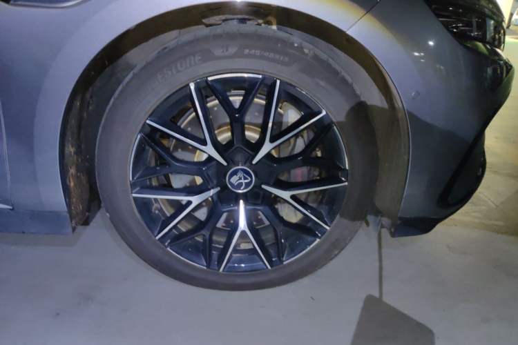 Used BYD Han 2024 EV Glory Edition 610 km All-Wheel Drive "Tian Shen Zhi Jia" Intelligent Driving Model Right Front Wheel Hub