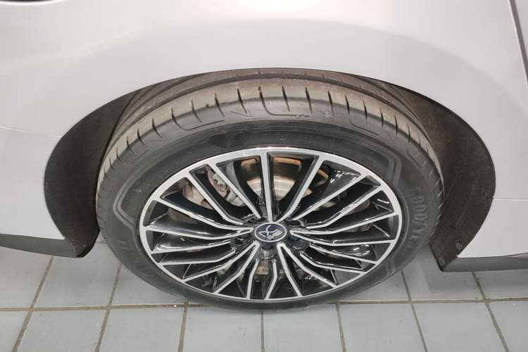Used BYD Han 2024 DM-i Glory Edition 121KM Prestige Model Right Rear Wheel Hub