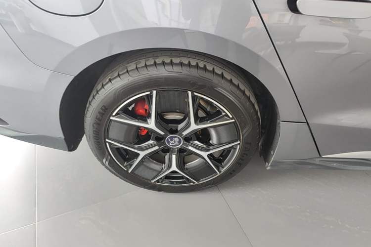 Used BYD Han 2024 DM-i Glory Edition 200KM Flagship Model Right Rear Wheel Hub