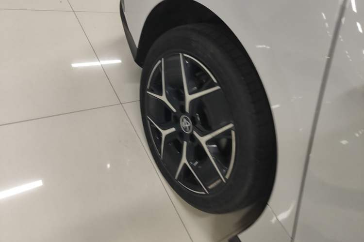 Used BYD Han 2024 EV Glory Edition 605KM Front-Wheel-Drive Premium Model Right Rear Wheel Hub