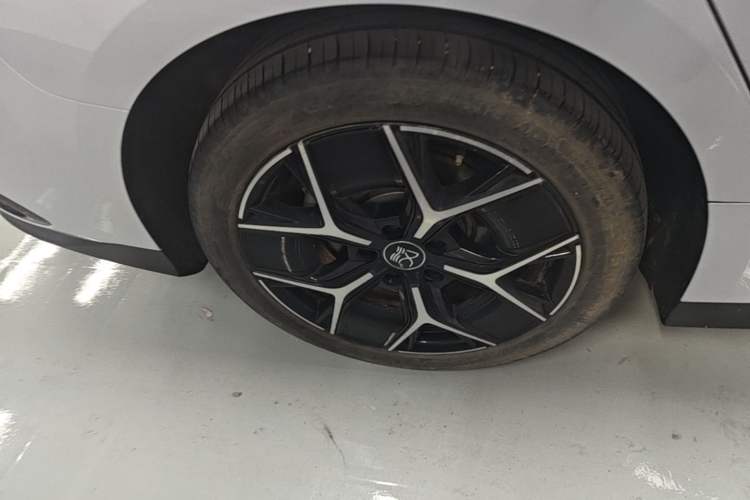 Used BYD Han 2024 EV Glory Edition 605KM Front-Wheel-Drive Premium Model Right Rear Wheel Hub