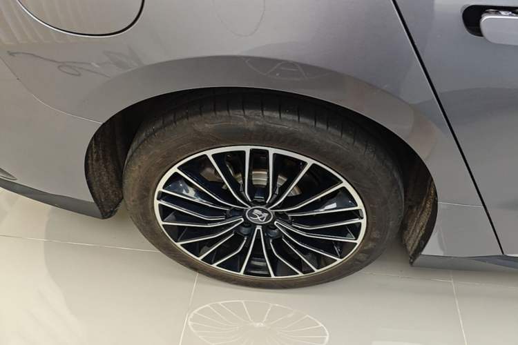 Used BYD Han 2024 DM-i Glory Edition 121KM Premium Model Right Rear Wheel Hub