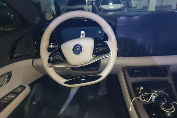 Used BYD Han 2024 EV Glory Edition 610 km All-Wheel Drive "Tian Shen Zhi Jia" Intelligent Driving Model Steering Wheel