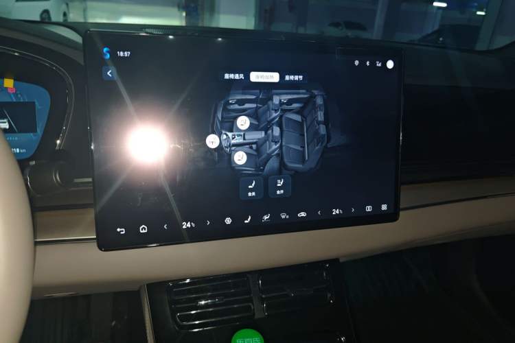 Used BYD Han 2024 DM-i Glory Edition 121KM Prestige Model Audio And AC Panel