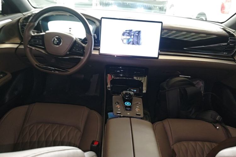 Used BYD Han 2024 DM-i Glory Edition 121KM Elite Model Center Console