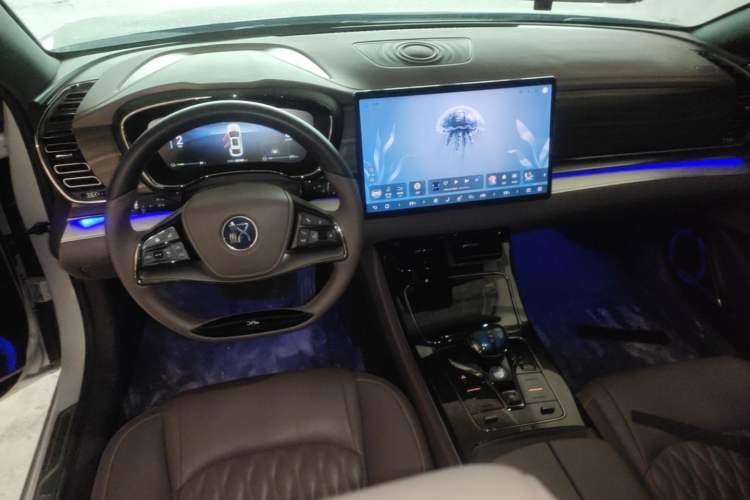 Used BYD Han 2024 DM-i Glory Edition 121KM Elite Model Center Console