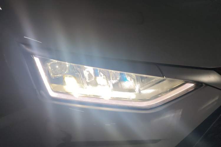 Used BYD Han 2024 DM-i Glory Edition 121KM Prestige Model Right Front Headlight