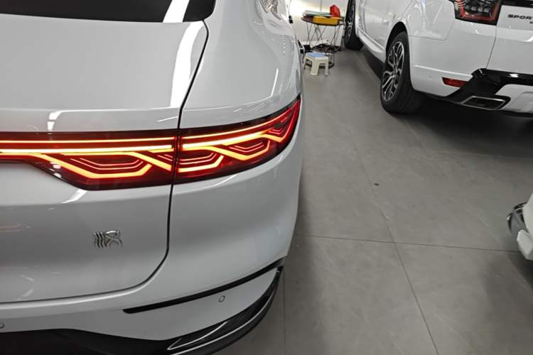 Used BYD Han 2024 EV Glory Edition 506KM Front-Wheel-Drive Premium Model Right Rear Taillight