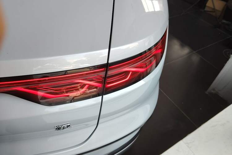 Used BYD Han 2024 DM-i Glory Edition 121KM Premium Model Right Rear Taillight