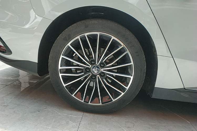 Used BYD Han 2024 DM-i Glory Edition 121KM Premium Model Right Rear Wheel Hub