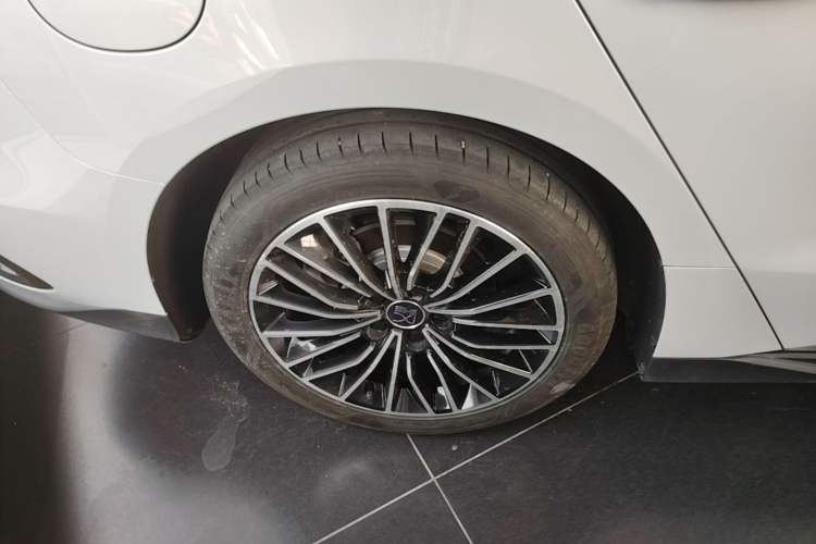 Used BYD Han 2024 DM-i Glory Edition 121KM Premium Model Right Rear Wheel Hub