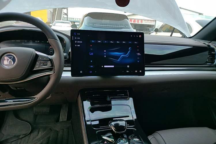 Used BYD Han 2025 DM-i 125KM Elite Model Audio And AC Panel