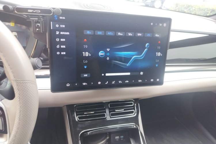 Used BYD Han 2025 EV 605KM Prestige Model Audio And AC Panel