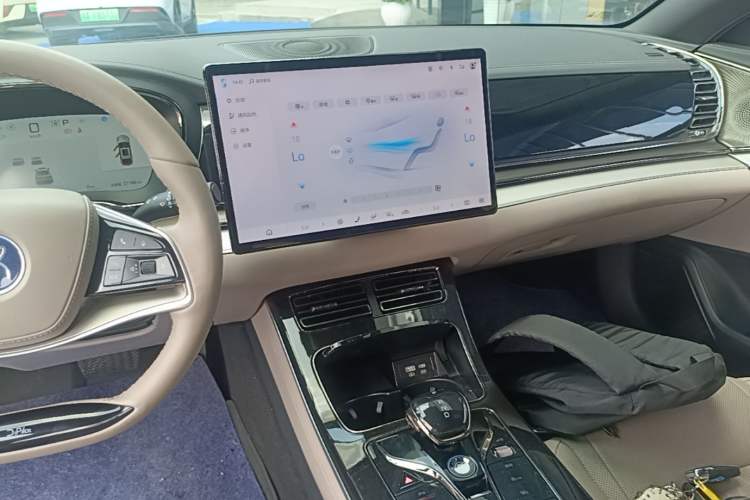Used BYD Han 2025 DM-i 125KM Prestige Model Audio And AC Panel