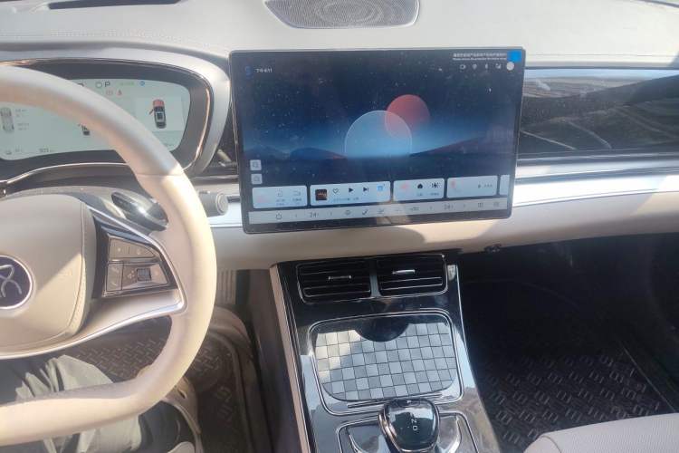 Used BYD Han 2025 EV Intelligent Driving Edition 701KM LiDAR Deluxe Model Audio And AC Panel