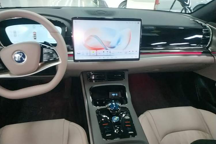 Used BYD Han 2025 EV with 701 km of Laser Radar-Enabled Intelligent Driving Audio And AC Panel